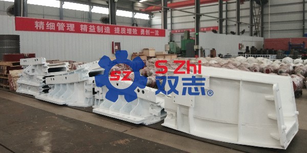 刮板輸送機(jī)<i style='color:red'>溜槽</i>凸翹傷人的事故原因是什么？_河南雙志